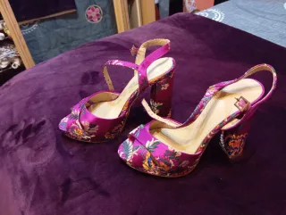Zapatos de tacón multicolor con estampado floral