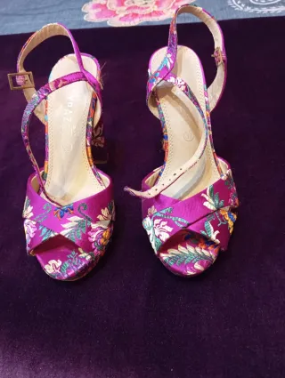 Zapatos de tacón multicolor con estampado floral