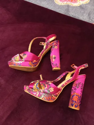 Zapatos de tacón multicolor con estampado floral