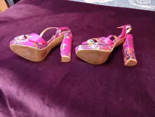 Zapatos de tacón multicolor con estampado floral