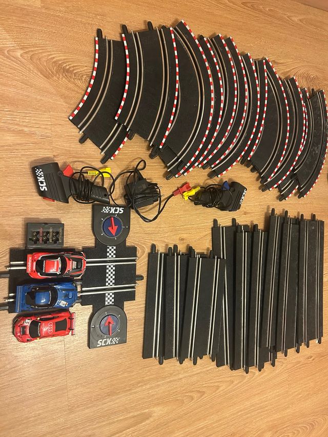 Pista Scalextric SCX con coches y mandos