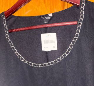 Vestido negro In-Sola con cadena