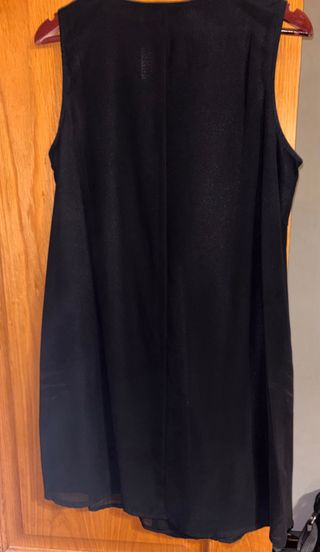 Vestido negro In-Sola con cadena