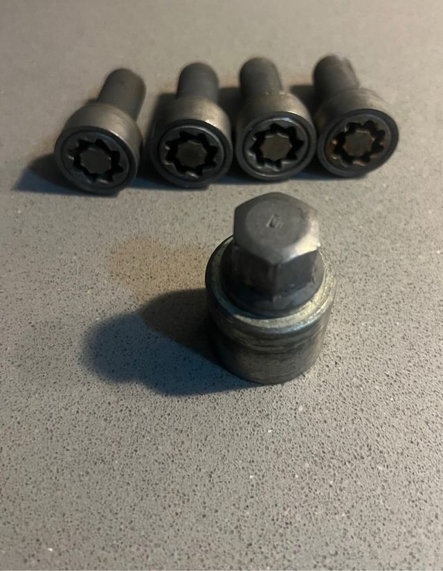 Tornillos Antirrobo Audi OEM (4 unidades)