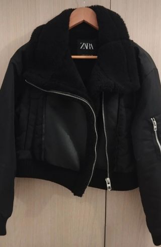 Cazadora bomber corta Zara negra