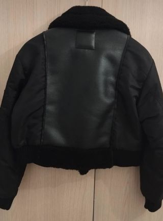 Cazadora bomber corta Zara negra
