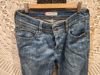 Pantalón tejano Levi's 479 azul acampanado