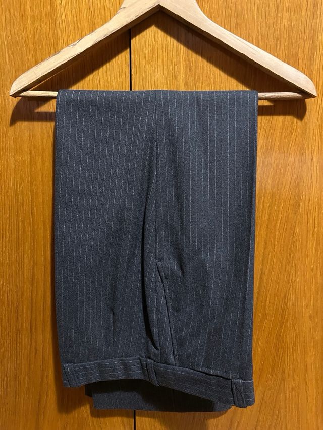 Traje de rayas gris