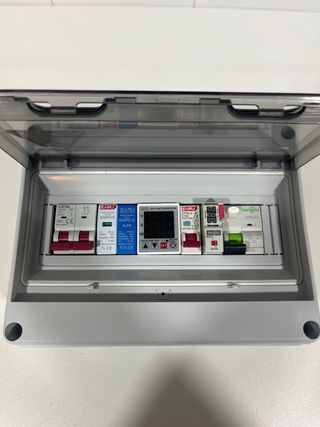 Caja protecciones cargador VE con doble rearme