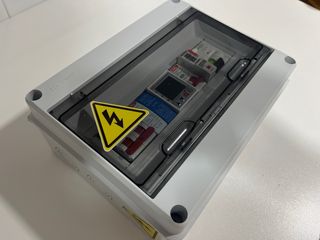 Caja protecciones cargador VE con doble rearme