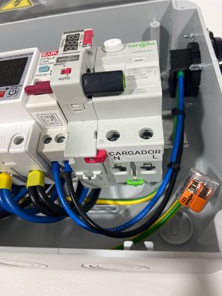 Caja protecciones cargador VE con doble rearme