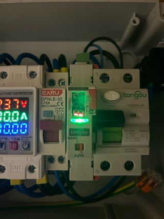 Caja protecciones cargador VE con doble rearme