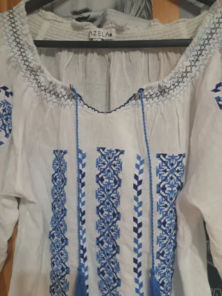 Blusa Rumana Bordada Azul y Blanca