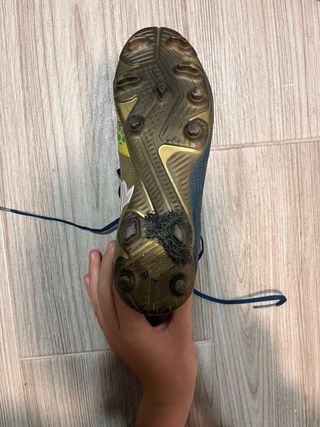 Botas de fútbol Puma azul y amarillo