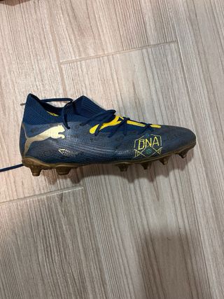 Botas de fútbol Puma azul y amarillo