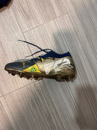 Botas de fútbol Puma azul y amarillo