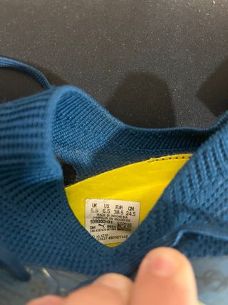 Botas de fútbol Puma azul y amarillo