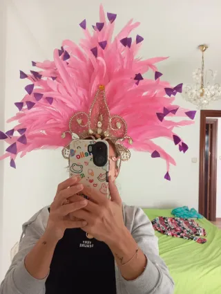 Tocado de plumas rosa y morado