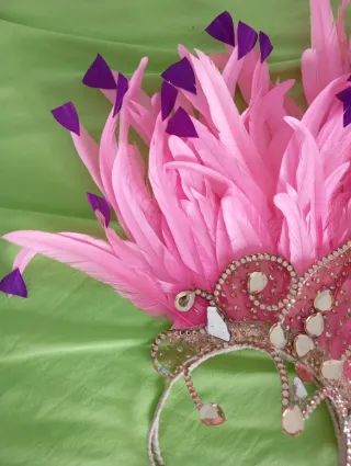 Tocado de plumas rosa y morado