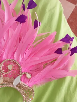 Tocado de plumas rosa y morado