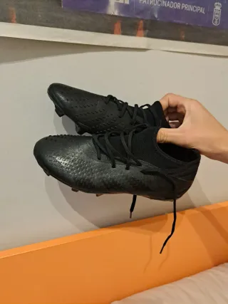 Botas de fútbol negras