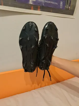 Botas de fútbol negras