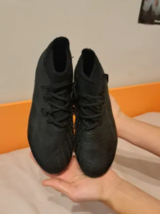 Botas de fútbol negras