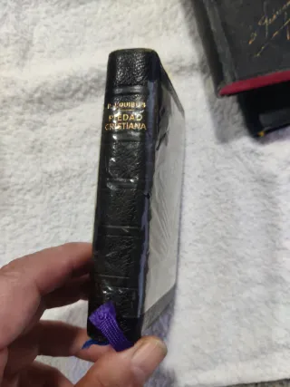 Varios libros antiguos, casi todos con estuche