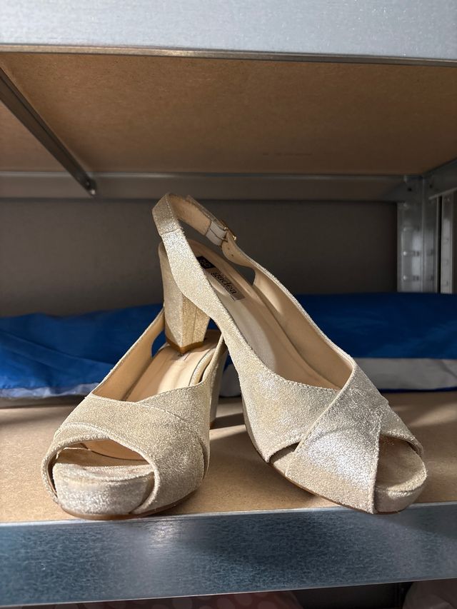 Sandalias champagne brillo tacón bajo