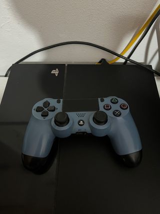 PS4 (PlayStation 4) negra y mando con mucho uso