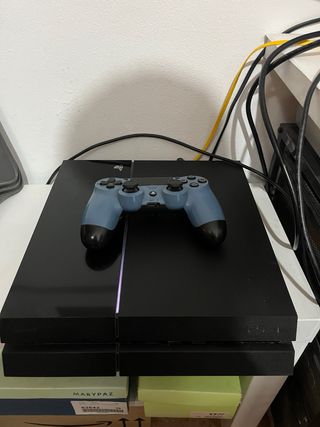 PS4 (PlayStation 4) negra y mando con mucho uso