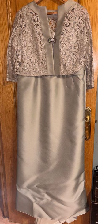 Vestido de fiesta beige y dorado con chaqueta