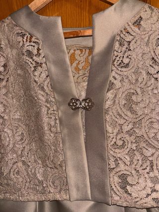 Vestido de fiesta beige y dorado con chaqueta