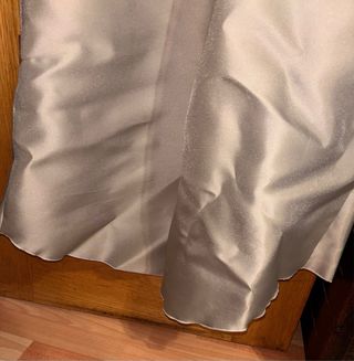 Vestido de fiesta beige y dorado con chaqueta