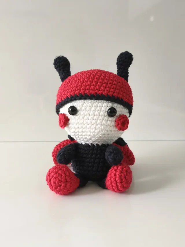 Mariquita amigurumi a mano con tecnica crochet, 100% cotone, colori bianco, nero e rosso