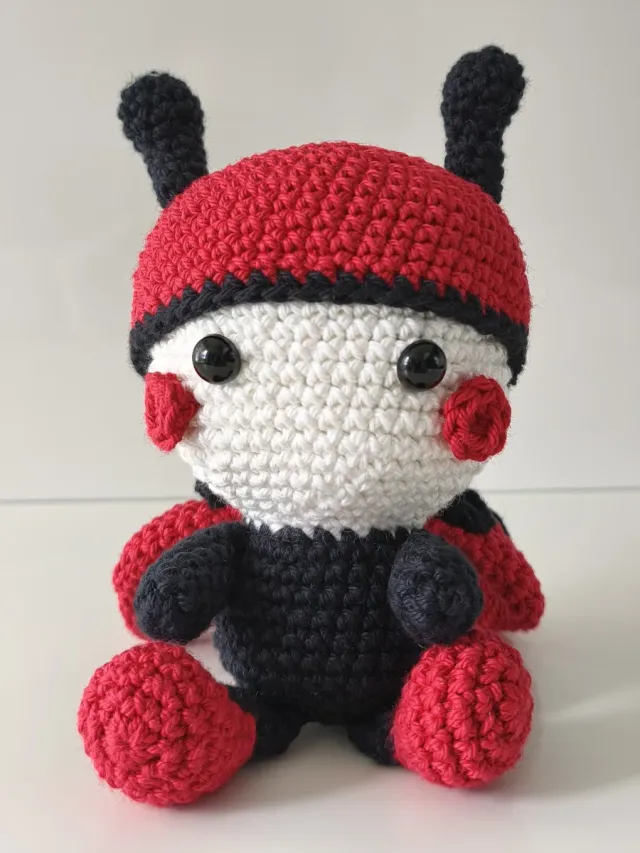 Mariquita amigurumi a mano con tecnica crochet, 100% cotone, colori bianco, nero e rosso