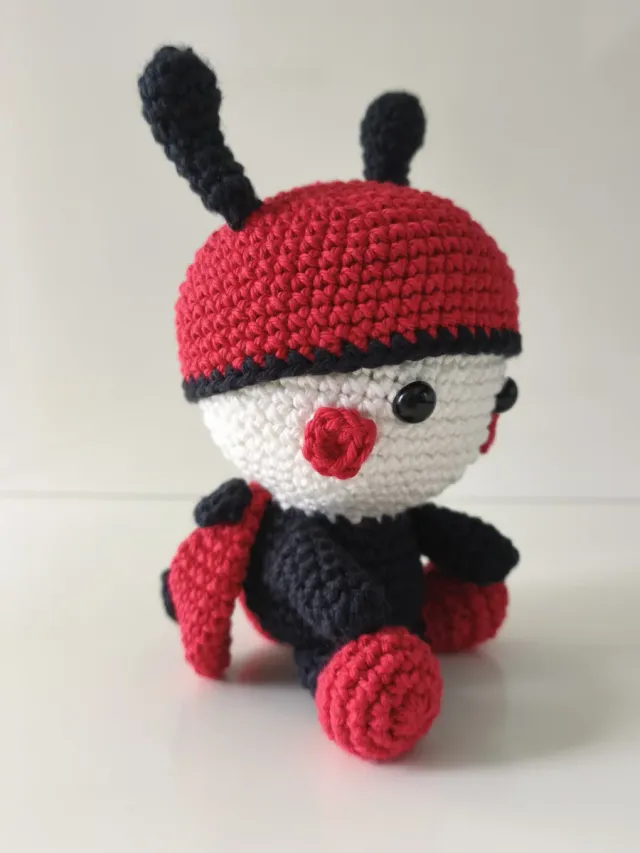 Mariquita amigurumi a mano con tecnica crochet, 100% cotone, colori bianco, nero e rosso