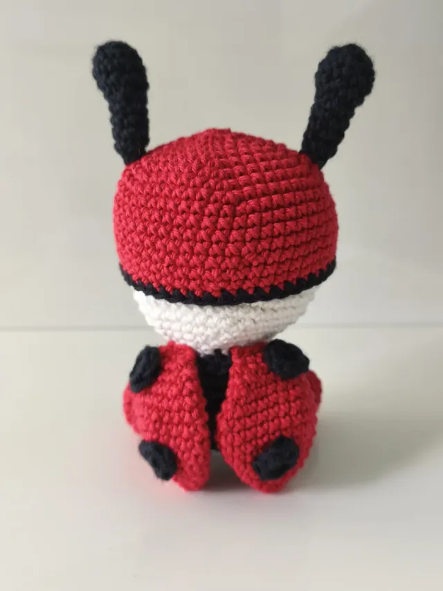 Mariquita amigurumi a mano con tecnica crochet, 100% cotone, colori bianco, nero e rosso