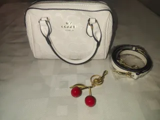 Bolso Coach Blanco con Llavero Cherry