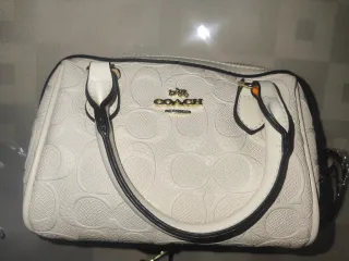 Bolso Coach Blanco con Llavero Cherry