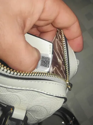 Bolso Coach Blanco con Llavero Cherry