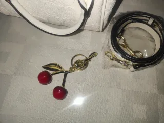 Bolso Coach Blanco con Llavero Cherry