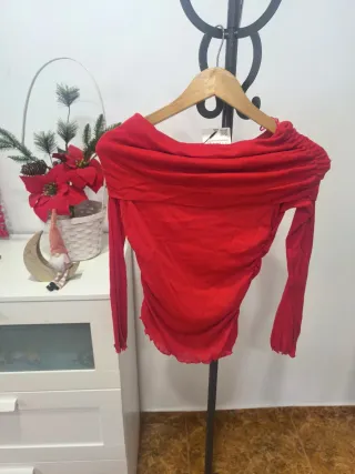 Blusa roja cuello barco drapeada