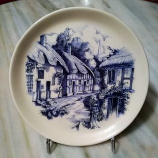Plato de porcelana con paisaje azul