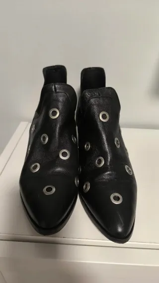 Botín piel negro con tachuelas