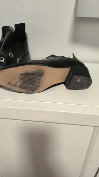 Botín piel negro con tachuelas