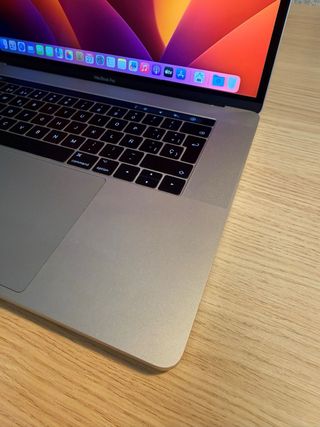 MacBook Pro 15' Touch Bar i7 Plata