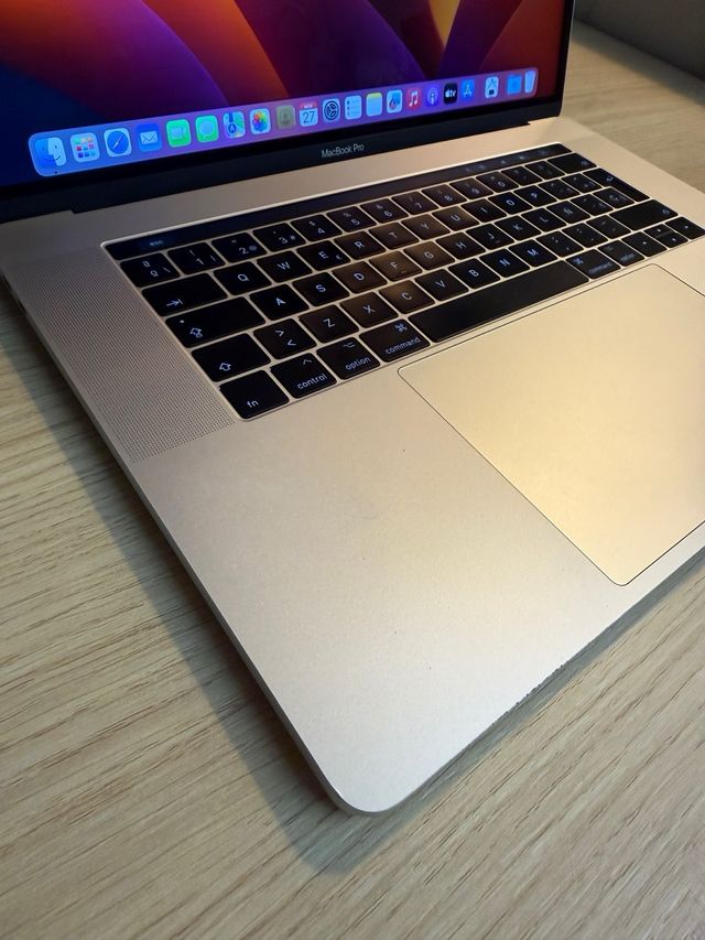 MacBook Pro 15' Touch Bar i7 Plata