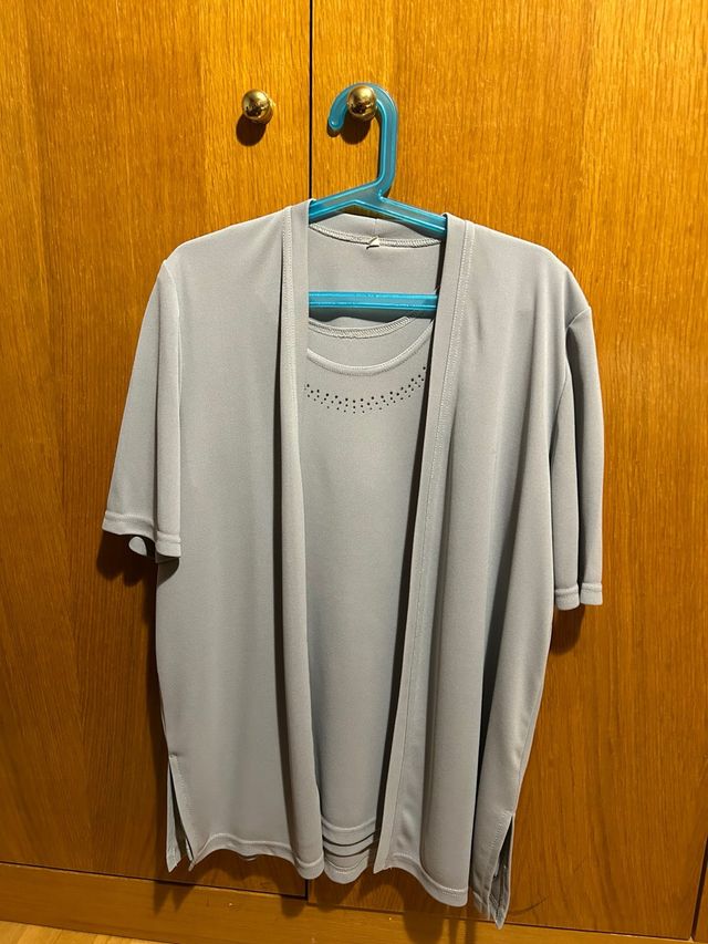 Conjunto chaqueta y camiseta gris