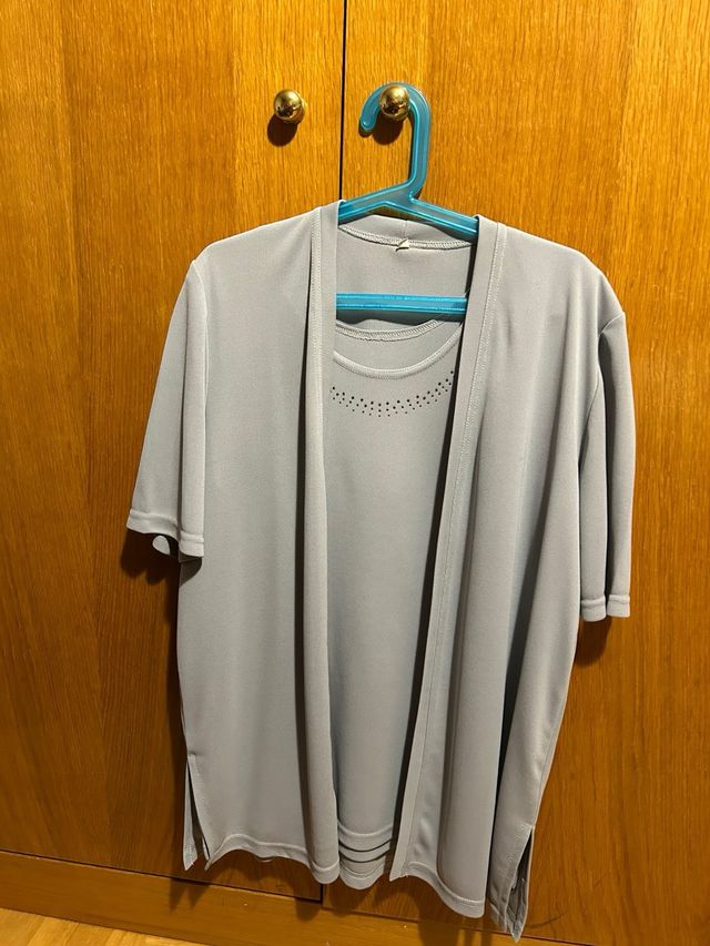 Conjunto chaqueta y camiseta gris